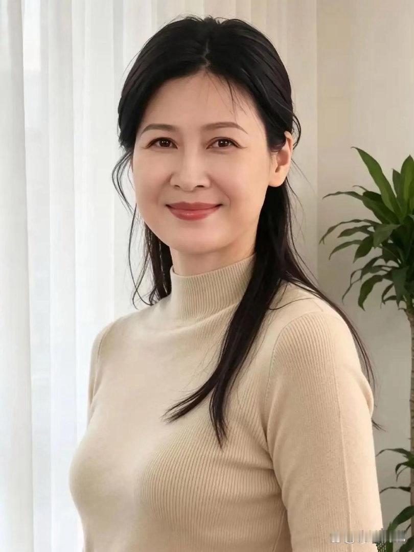 46岁的童蕾，褪去青涩反倒愈发动人，比起年少时期，多了别样的韵味与魅力。 ​​​