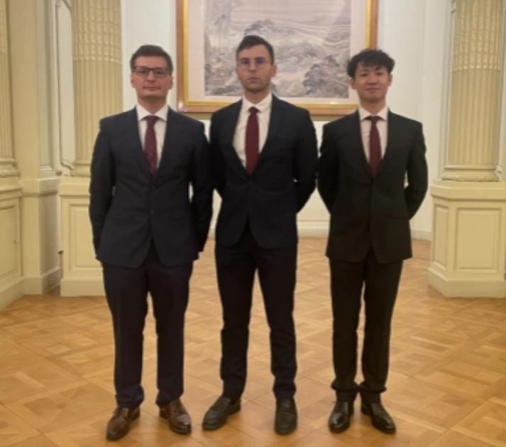马库斯现在估计心里发紧。
他怎么也不会想到，
祖父留给他的那本相册，会让他妈妈说