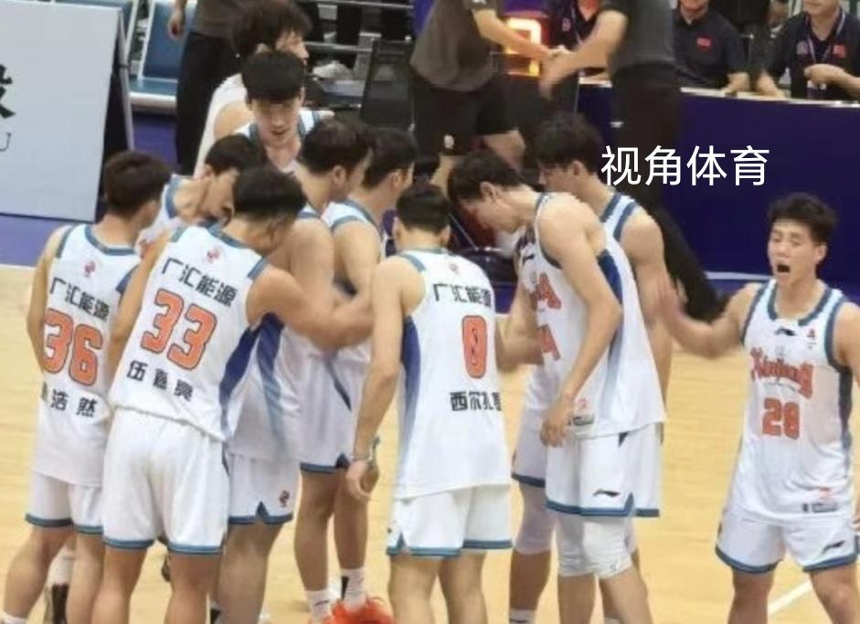 伊宁四国赛第二战，新疆飞虎男篮72‑95不敌德国纽伦堡猎鹰队，结束连胜。本场比赛