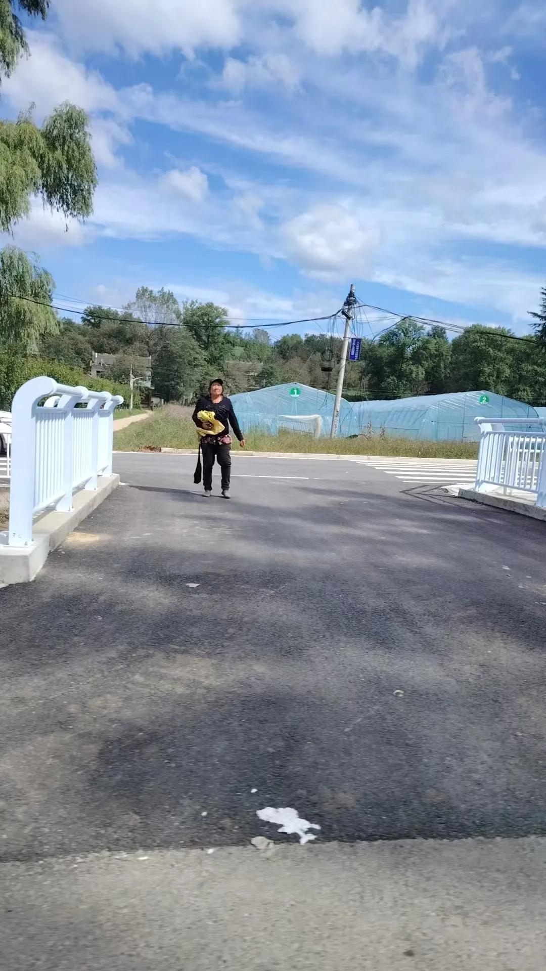 一个在殡仪馆上班的朋友对我说：“现在的年轻人真是孝道尽失啊，他们的父母火化之后的