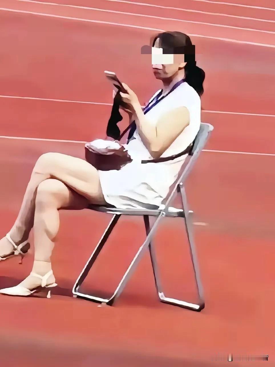 甘肃平凉奏国歌事件的当事女子，不是残疾人，不聋不瞎也不哑，而是实实在在的赛事工作