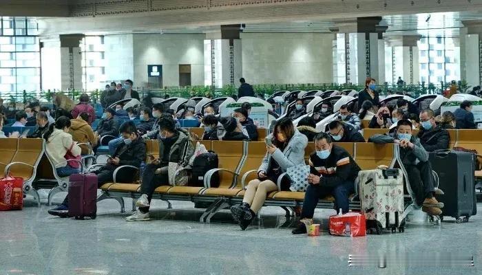小娟是大三学生，暑假回家在火车站等车，火车晚点了3个小时，小娟就靠在候车厅的椅子