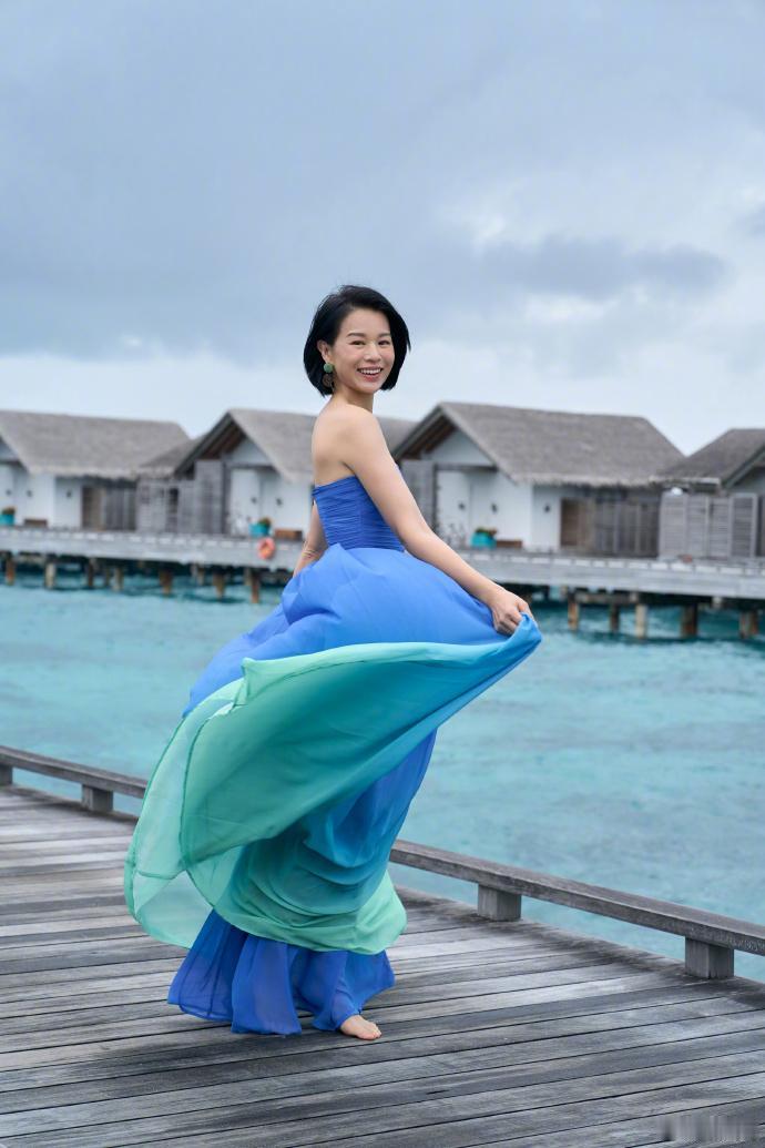 胡杏儿又带着老公出来秀恩爱了！一家五口去马尔代夫旅游了！

全家都穿着蓝色系的衣