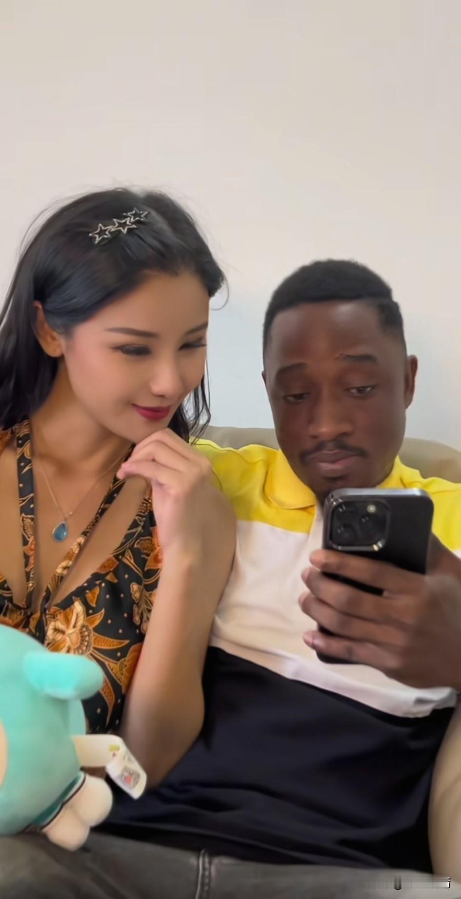 女生嫁非洲会吃香喝辣的吗？
这个视频让人无语！
给人留学生抱着自己的女朋友在看手