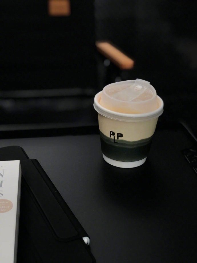 “人生无解 喝杯拿铁 若有心事 来杯美式”  