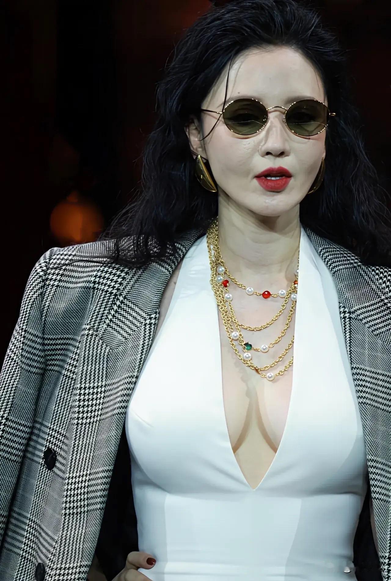 “女版迈克杰克逊”
张萌这脸是妆效的问题
她虽然是动过脸的
但是还没垮到这种程度