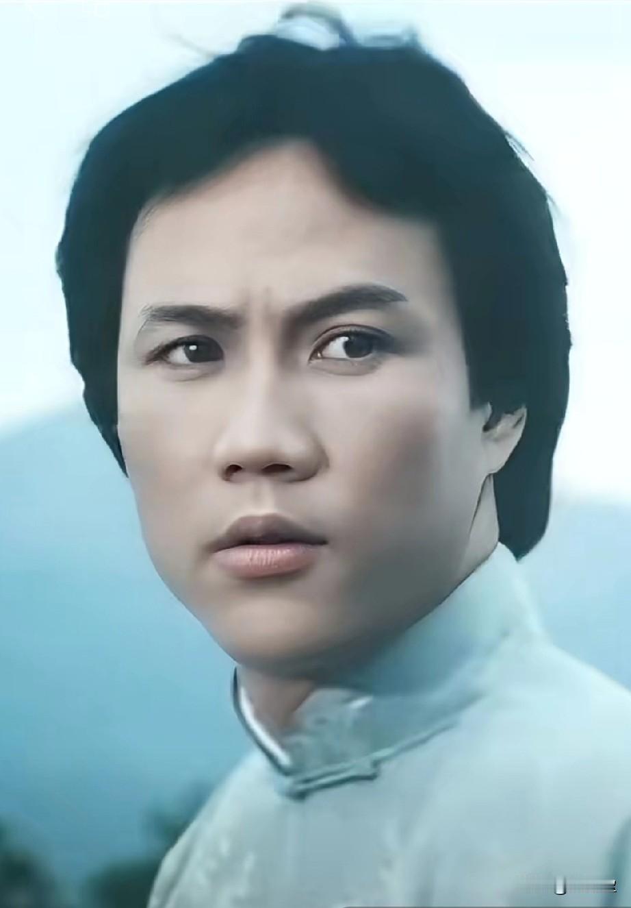 他曾是80年代香港红星
李小龙的师弟，因出演《霍元甲》走红，曾与赵雅芝传绯闻，4