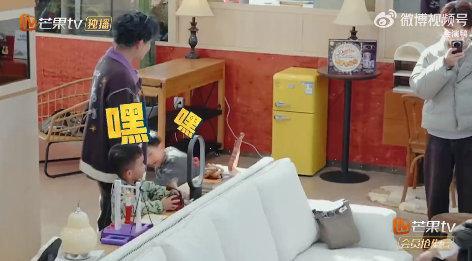 张远 南村群童欺我老无力再就业男团带娃名场面 + 1！张远征战歌坛多年，居然被一