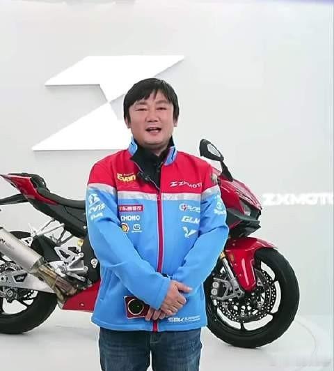 张雪拍卖1分钟结束 4月10日晚，张雪直播拍卖WSBK夺冠53号赛车复刻版，开拍