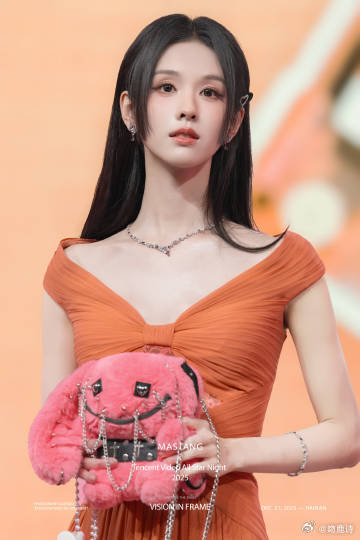 站姐拍的陈都灵 陈都灵的新剧《月鳞绮纪》真是太好看了！站姐拍的她真的是美得不可思