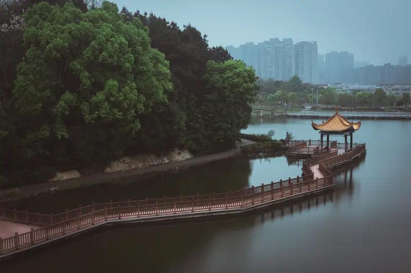 上联：倚栏杆，幽思远，月湖吹彻笙箫冷；
下联：轻抚琴，韵意长，星汉流连烛色温。