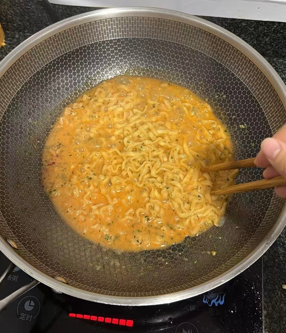 火鸡面煮得一次比一次红（我原来一点辣都不会吃。 