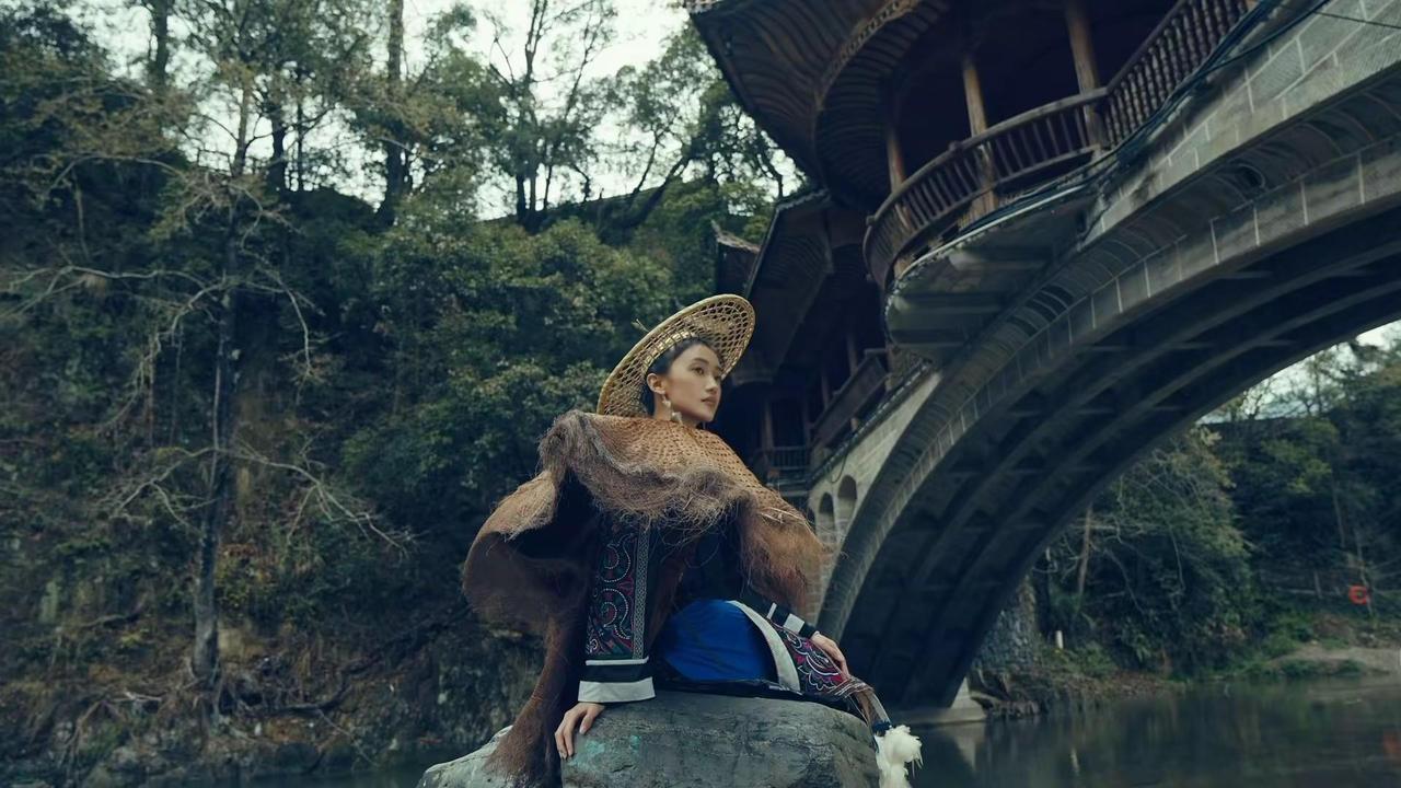 人在江湖 心随风动 民族服饰 少数民族风情  苗族服饰 苗族百鸟衣