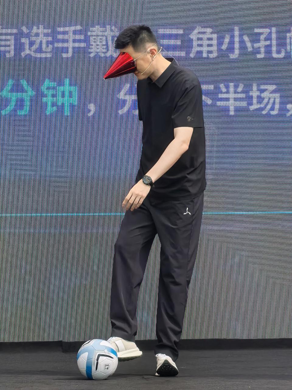 球迷投稿杨导今日上午在大连参加世界杯的球迷活动现场蒙眼踢球，杨导在进球后还做出了