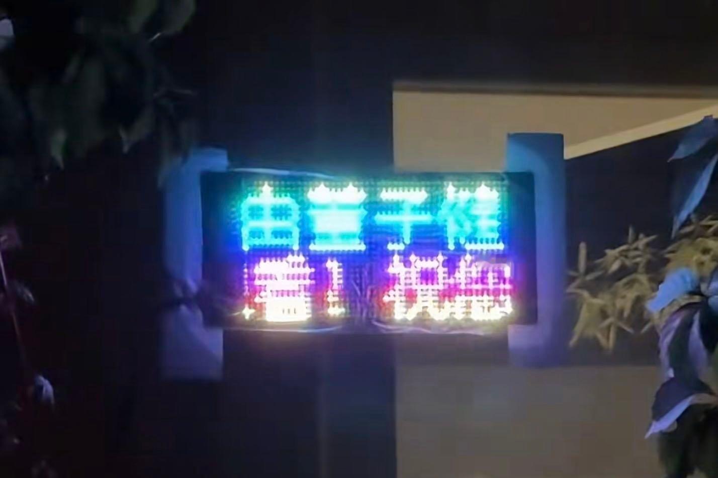 想问董子健哪点不符合吗 董子健和他工作室的宣传风格已经升级了，升级成又朴素又不基
