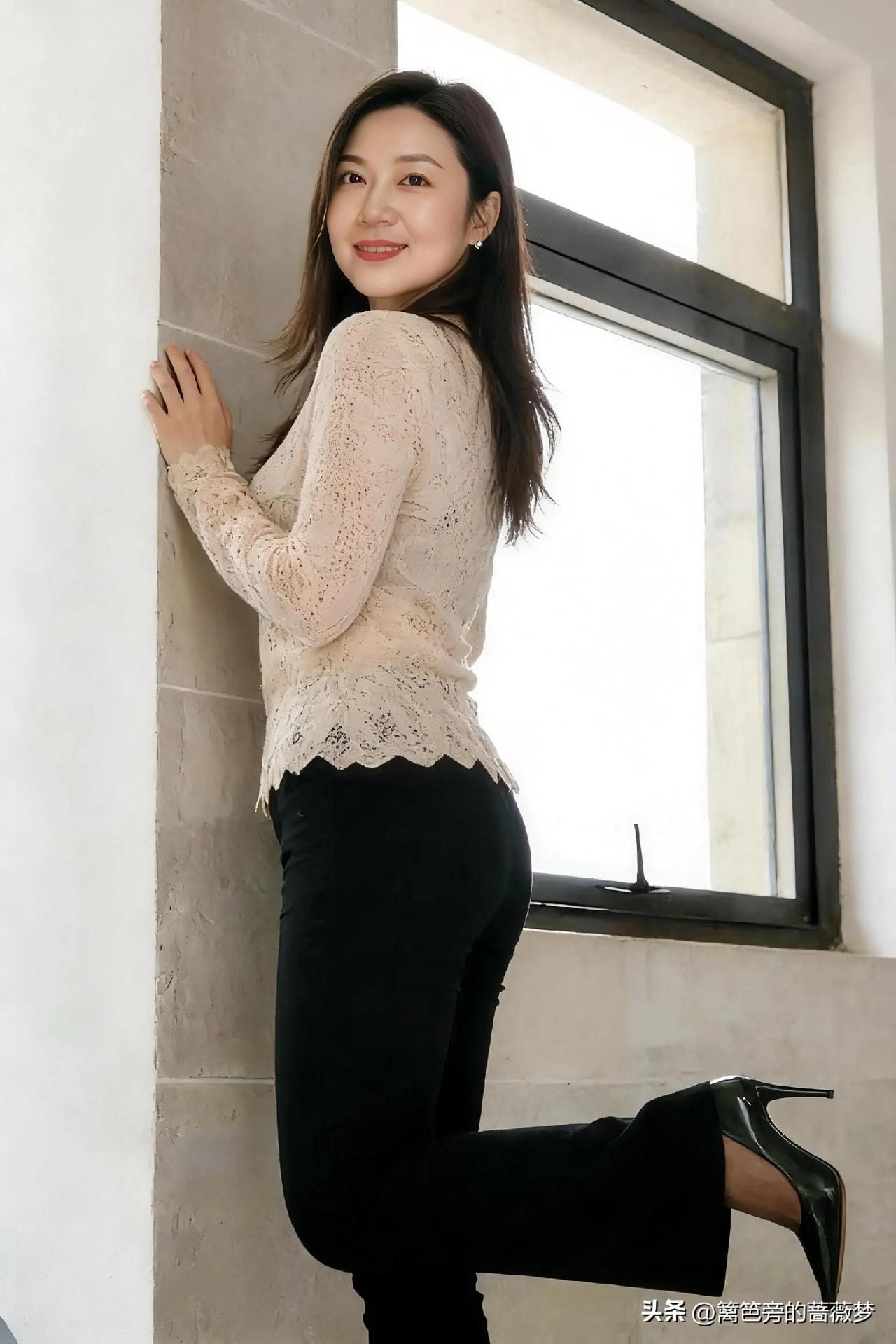 自带风情，不惹尘埃，只惹心动

举手投足间，似有暗香浮动，每一个转身，每一次顾盼