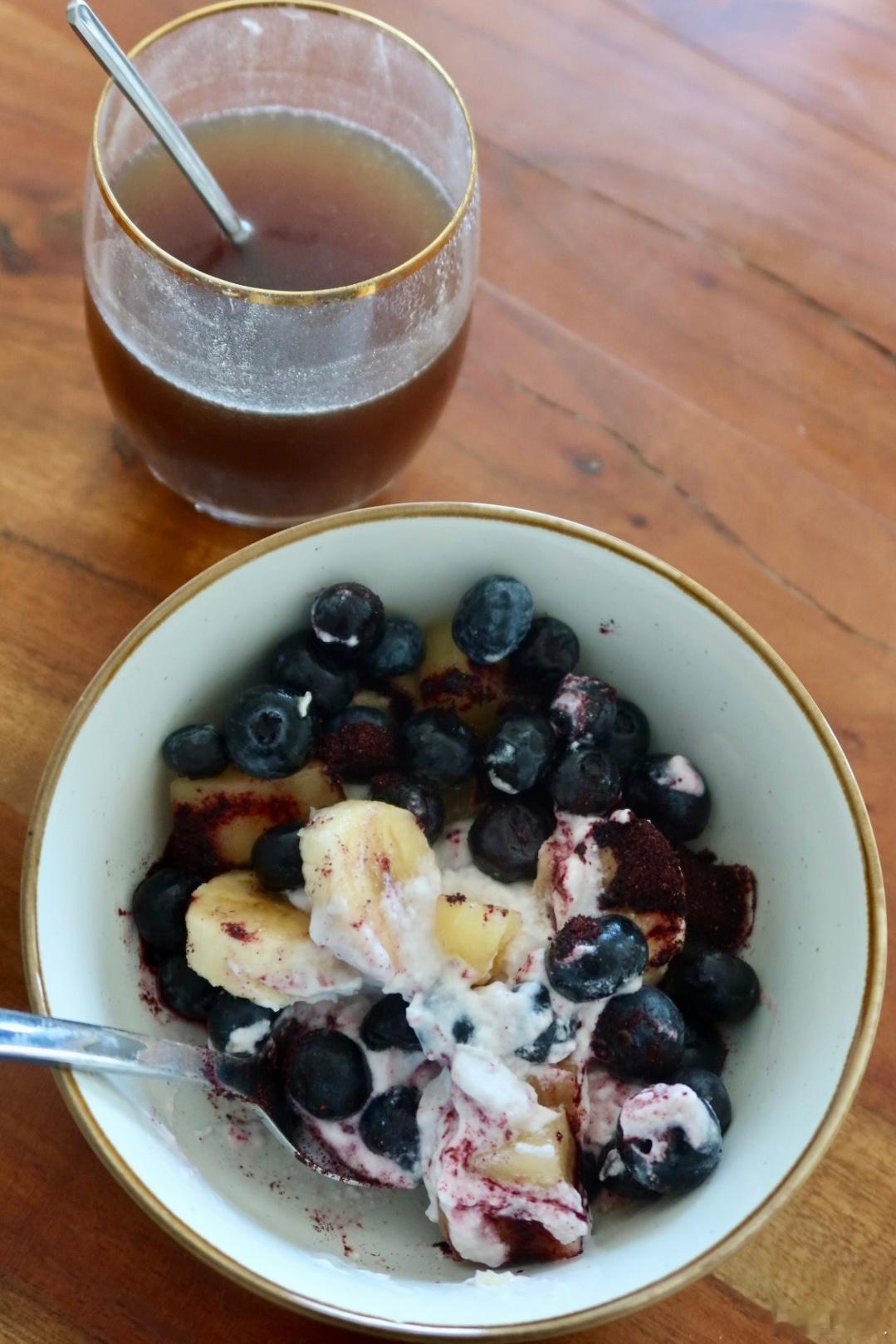 抗炎饮食day61✅秋冬养生暖身抗炎神品椰子鸡早餐：蓝莓🫐香蕉🍌猕猴桃🥝莓