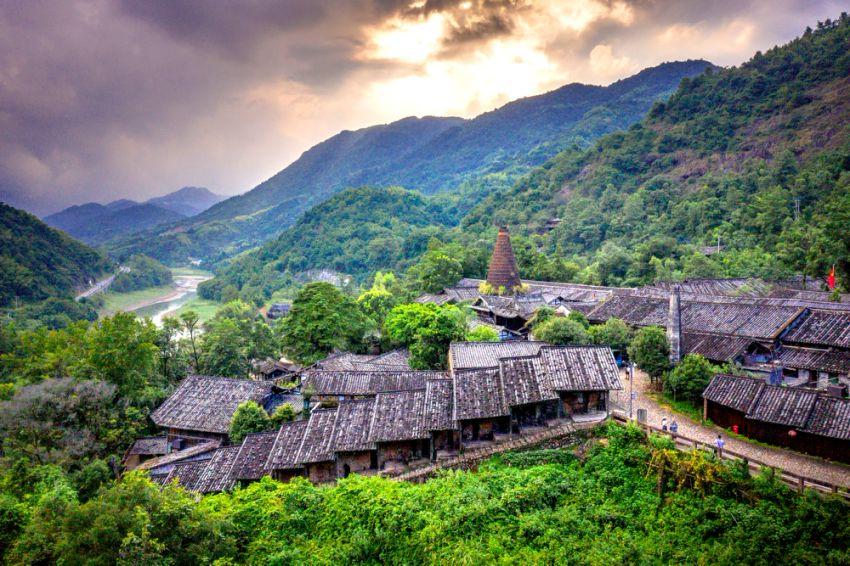   苍南位于浙江省的沿海最南端，有“浙江南大门”之称，地处玉苍山之南，故取名为苍