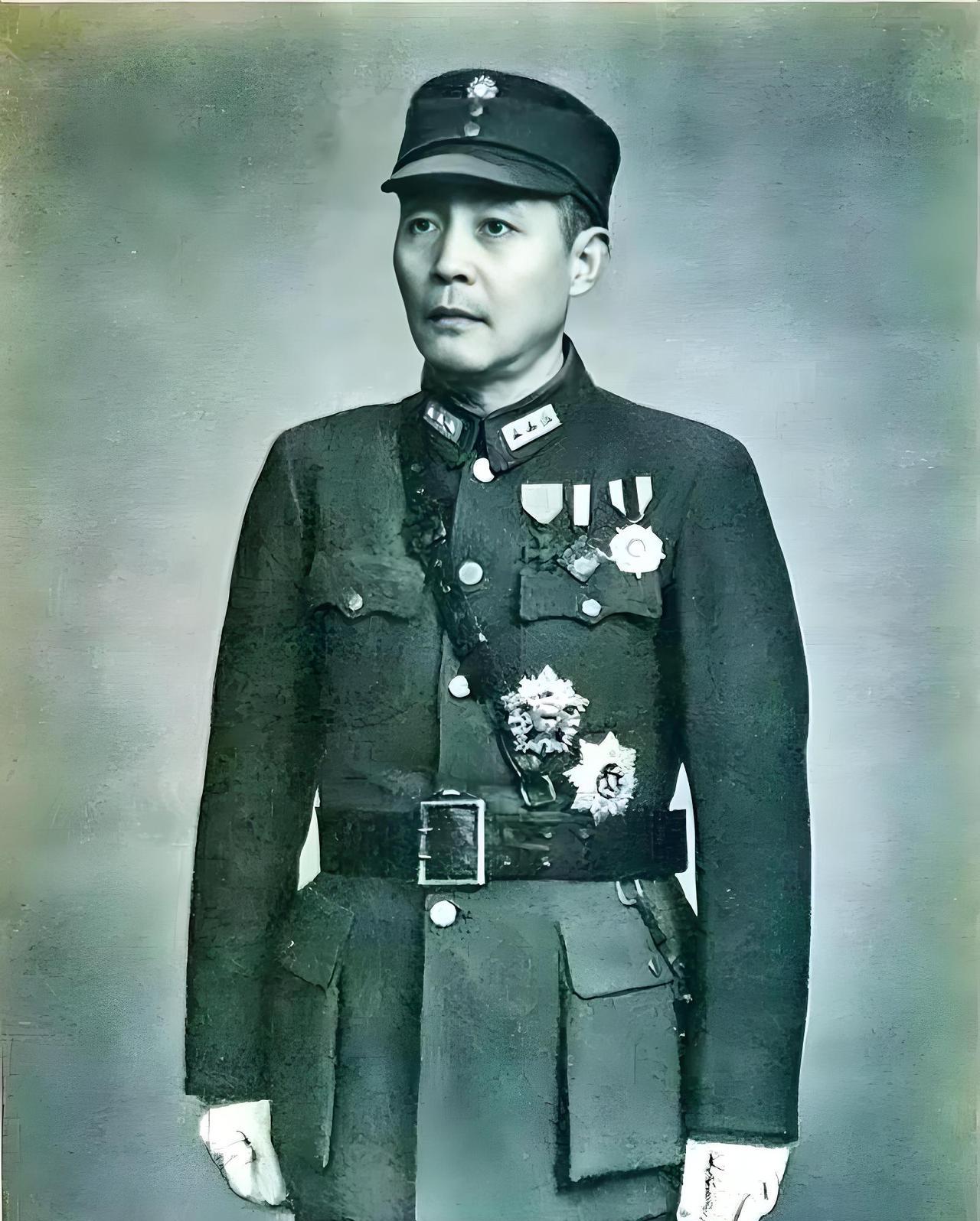 都以为钱大钧是老蒋的死忠心腹。
其实调走专列险些要他身家性命。
贯穿身体的弹