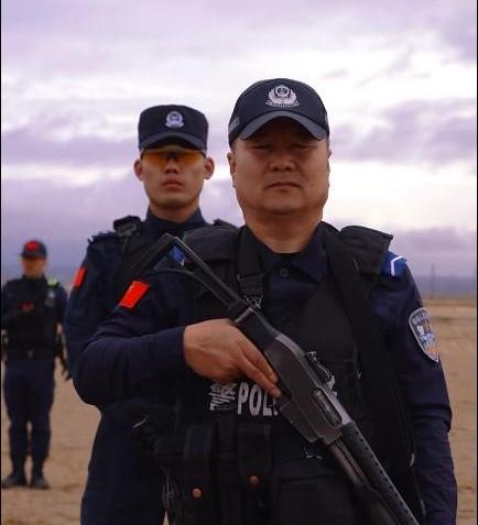 辅警真的能配枪执勤？

我国是明令禁止辅警配枪执勤的，但却有一地例外，那就是新疆