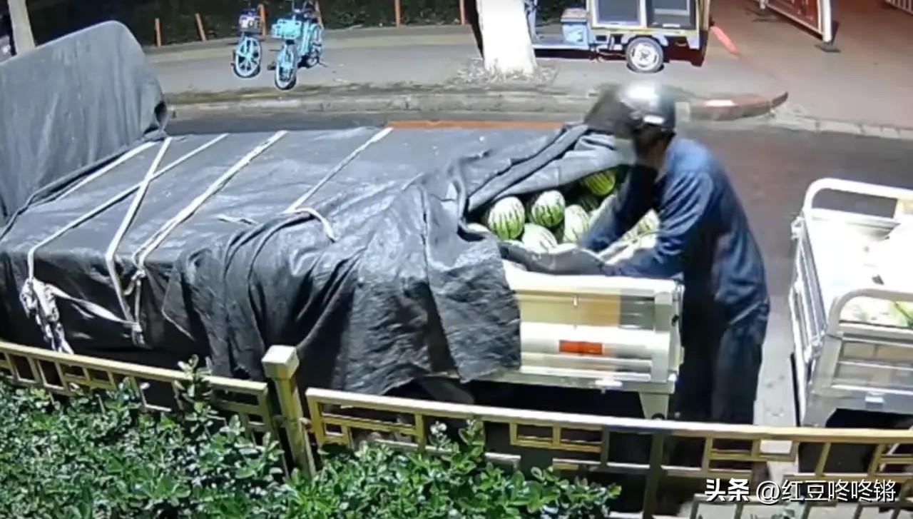 6月8日河北保定，一个带着帽子、口罩、厚手套的男子从三轮车上下来，只见他拿出匕首