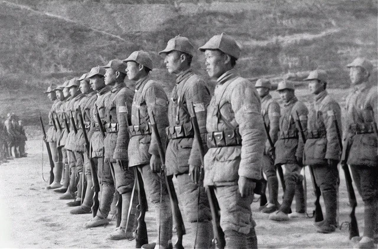 1945年日军投降后，李运昌、曾克林等率部挺进东北地区。此前，苏联军队也进入东北