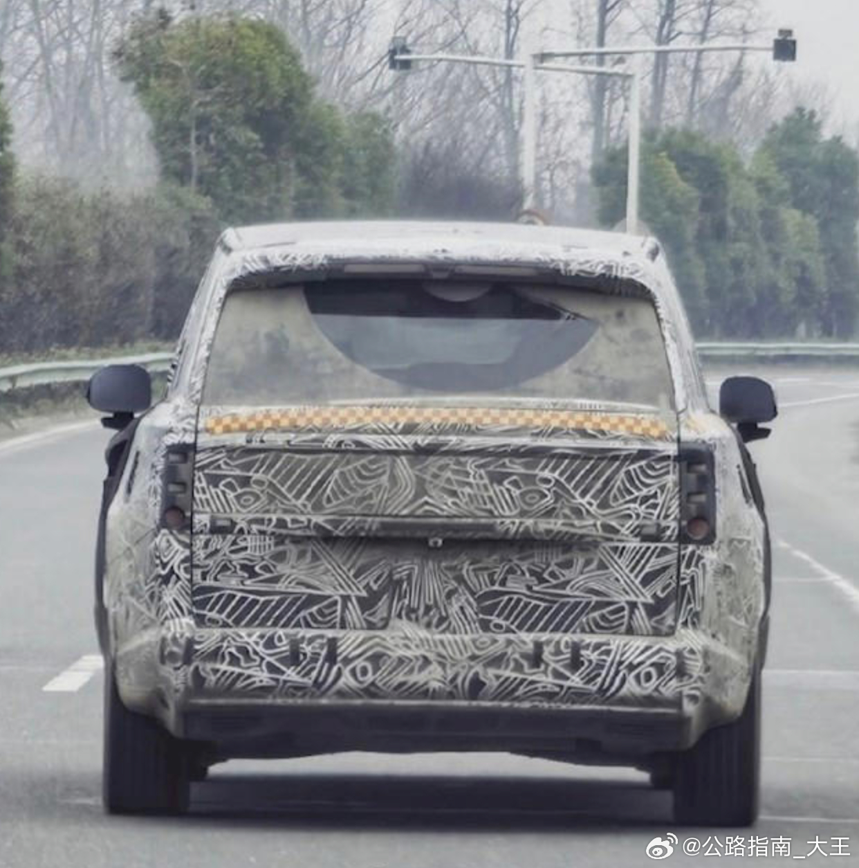 小米YU9 轻伪装曝光：竖状尾灯和无边框后视镜大v聊车