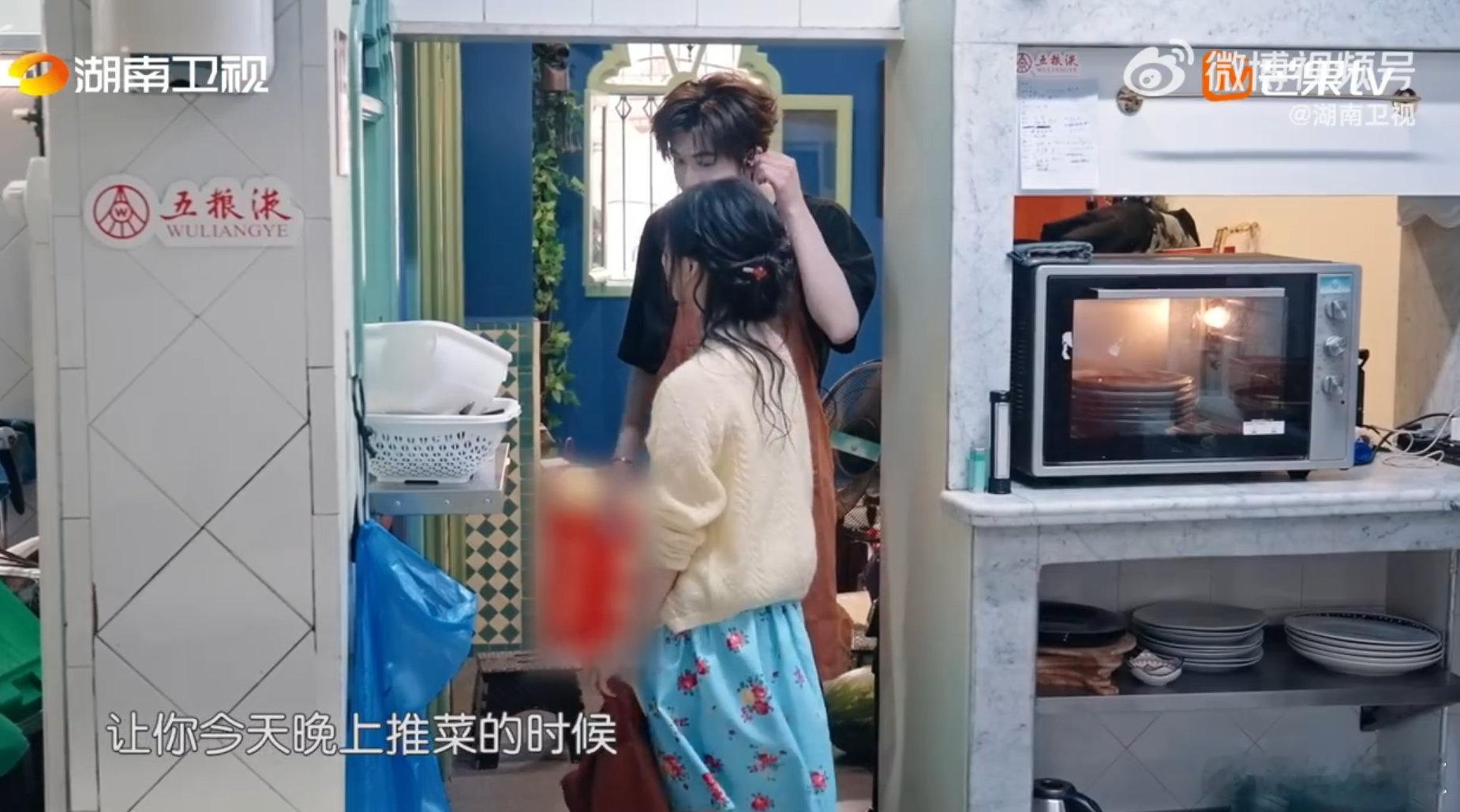 翟潇闻[超话]翟潇闻有事叫派哥没事叫派弟小翟用眼神暗示，月月接收任务，派派提条件