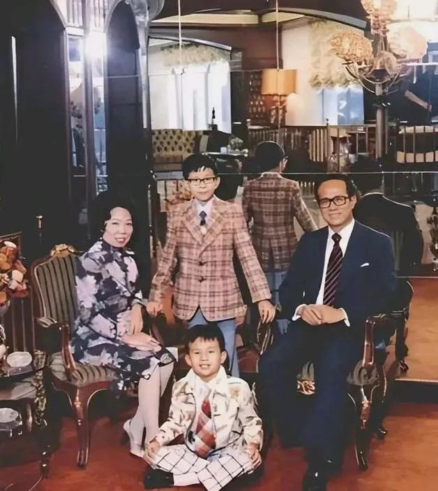 这是上个世纪70年代，李嘉诚与妻子庄明月及两个儿子在家中的合影。照片中，李嘉诚一