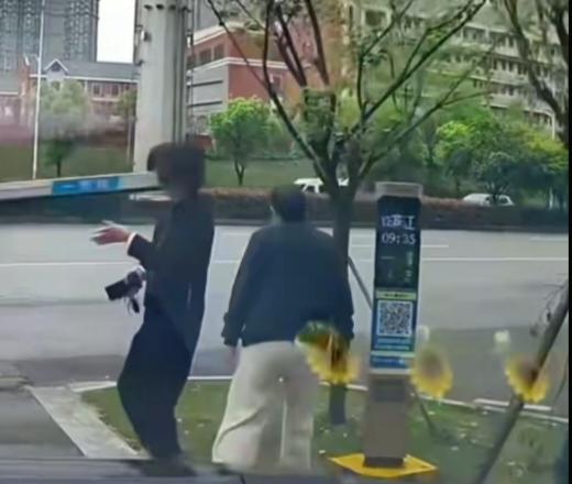 近日，湖南，一名网友遇到了一件糟心的事！当他把这个视频发到了网上，一下子引起了很