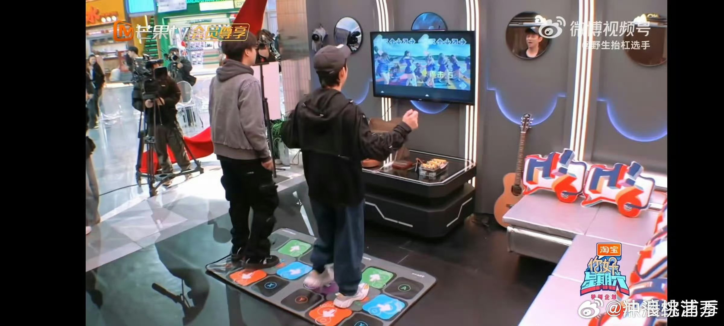 何炅[超话]何老师50岁的体力你好星期六家人们，何老师和吴泽林跳舞机一较高下，吴