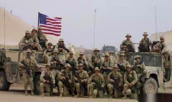 [心][心]一艘满载着3500名美国大兵的两栖攻击舰，就这么悄无声息地，滑进了中