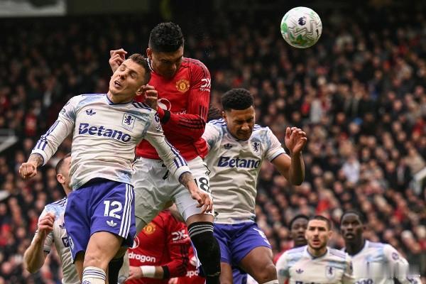 曼联上下力劝卡塞米罗留队：球迷高喊“再踢一年”，队友也不舍这位更衣室领袖曼联在周