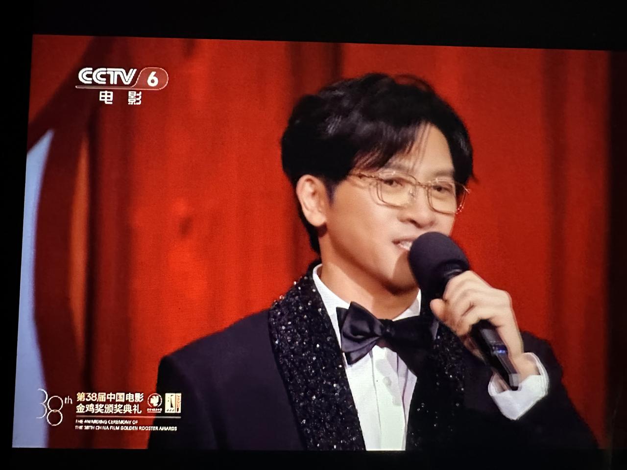 金鸡四个主持人苏有朋有点潦草，倪妮下眼线画重了，邓超规矩起来有点不习惯！
这四个