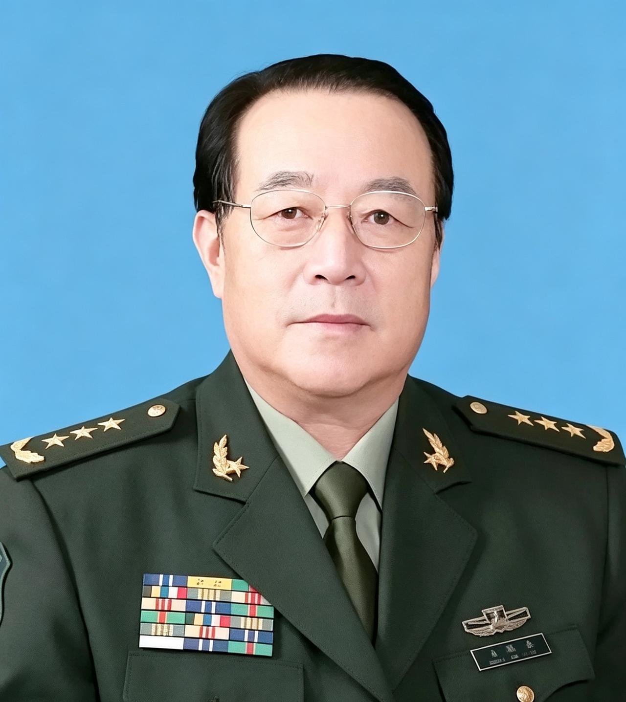 他担任过北京军区司令员，62岁升上将，指挥了国庆50周年阅兵式，圆满完成任务，享