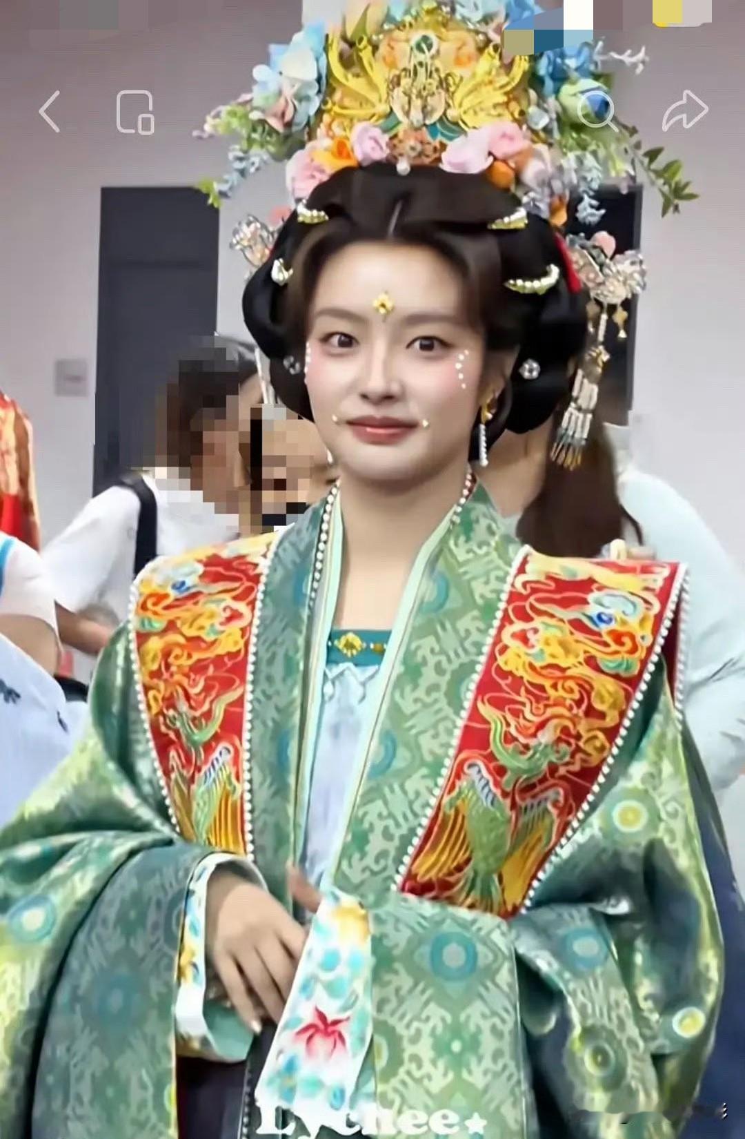 徐若晗最新古装路透曝光后争议不断，不少网友直言她与古风扮相适配度极低。梳起高发髻