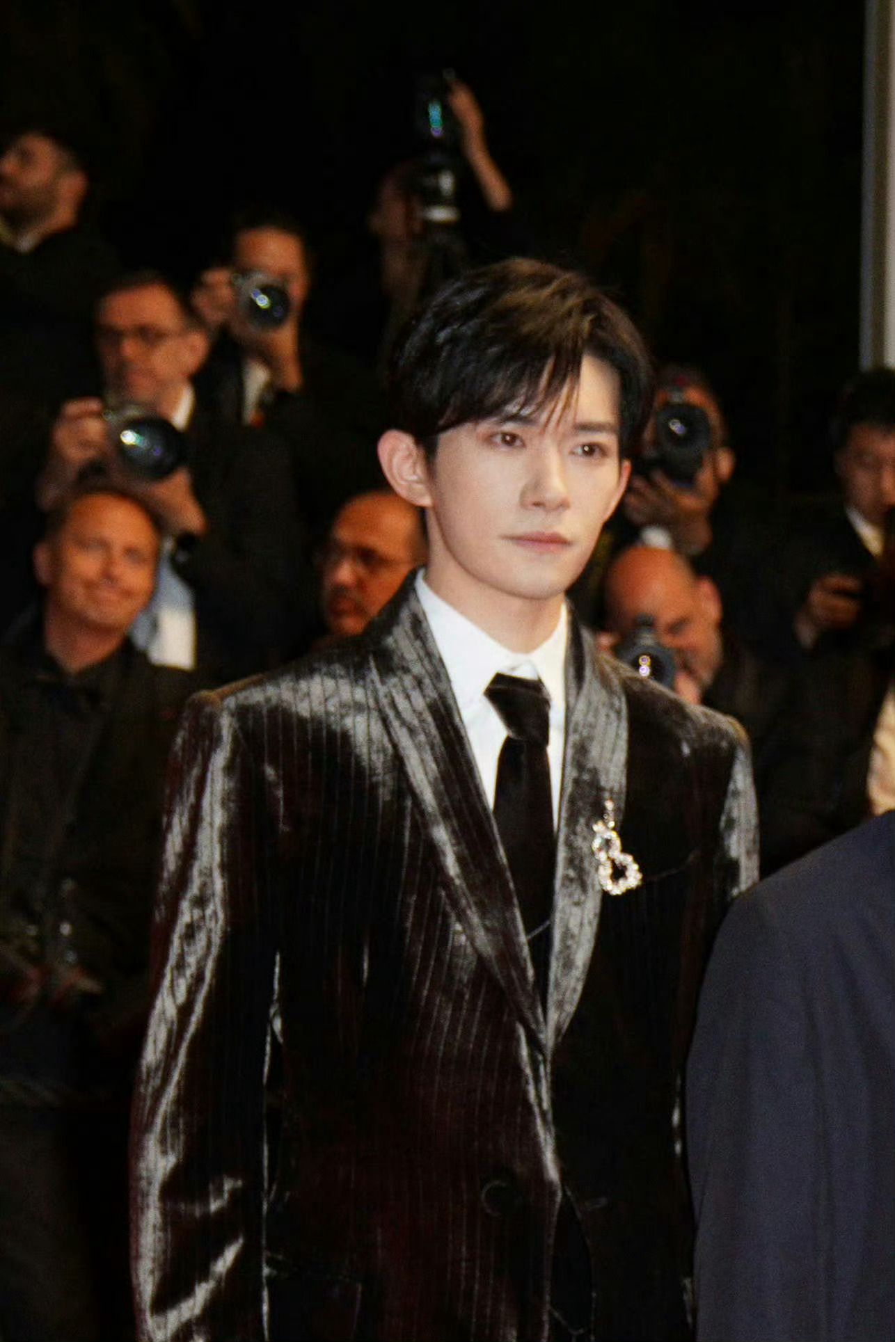 第78届戛纳电影节，亮相《狂野时代》首映红毯的易烊千玺，身穿Emporio Ar