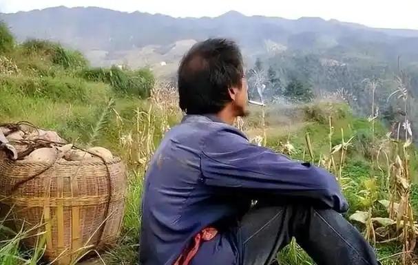 当一个男人连养活自己都显得吃力时，他眼里的妻子不再是灵魂伴侣，而是被迫降低期待后