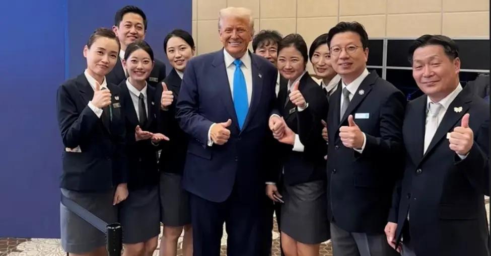 特朗普出席韩国晚宴前吃了汉堡薯条韩国酒店员工：特朗普点餐奶酪汉堡，可乐是空运的，