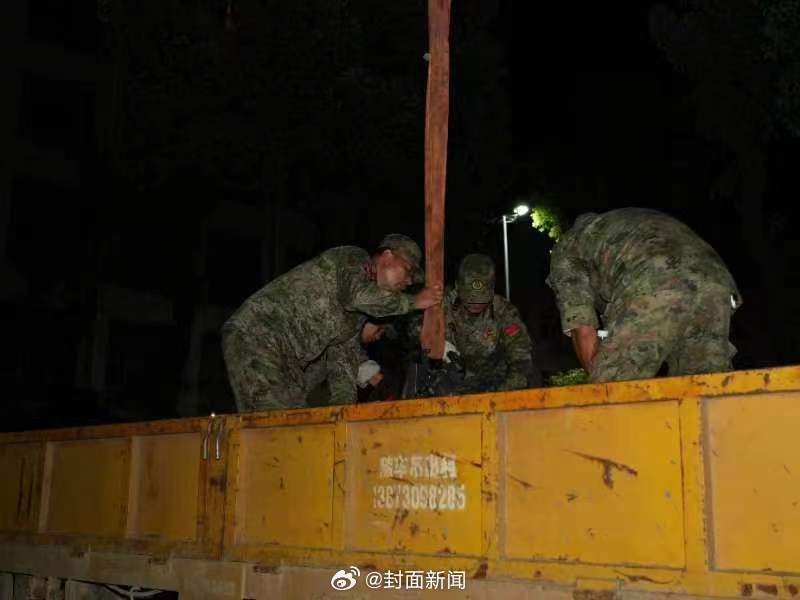 【#湖南岳阳安全转移安置5755人# 首批300余人抵达溃口展开救援】#岳阳军分