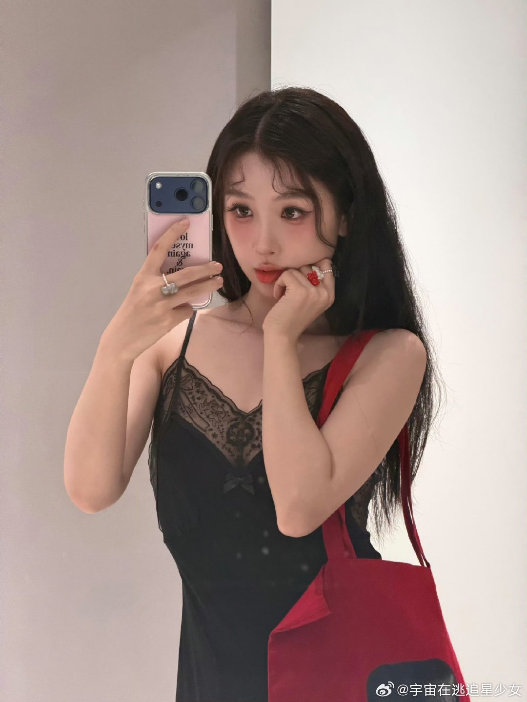 虞书欣黑红配色营业照美炸了 