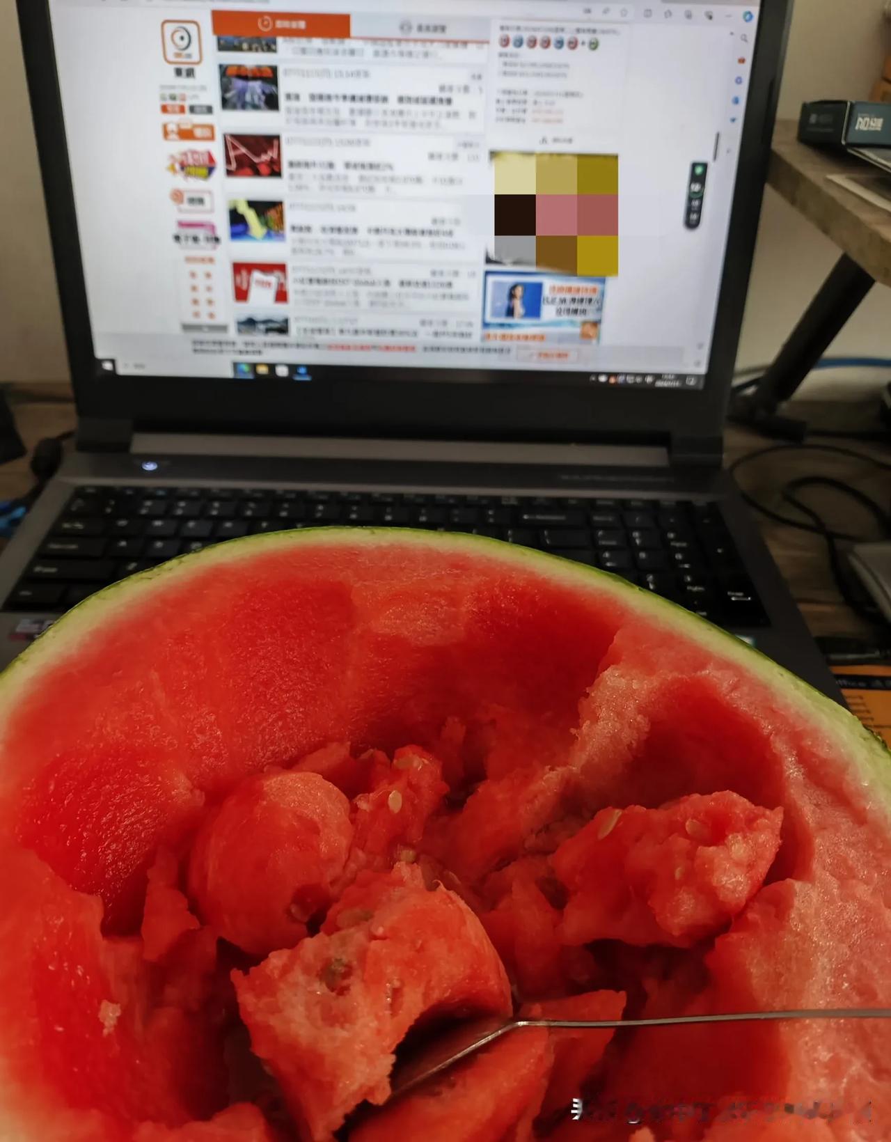 现在吃西瓜也成负担了，太大了吃不动。。适合的又要随缘。。。