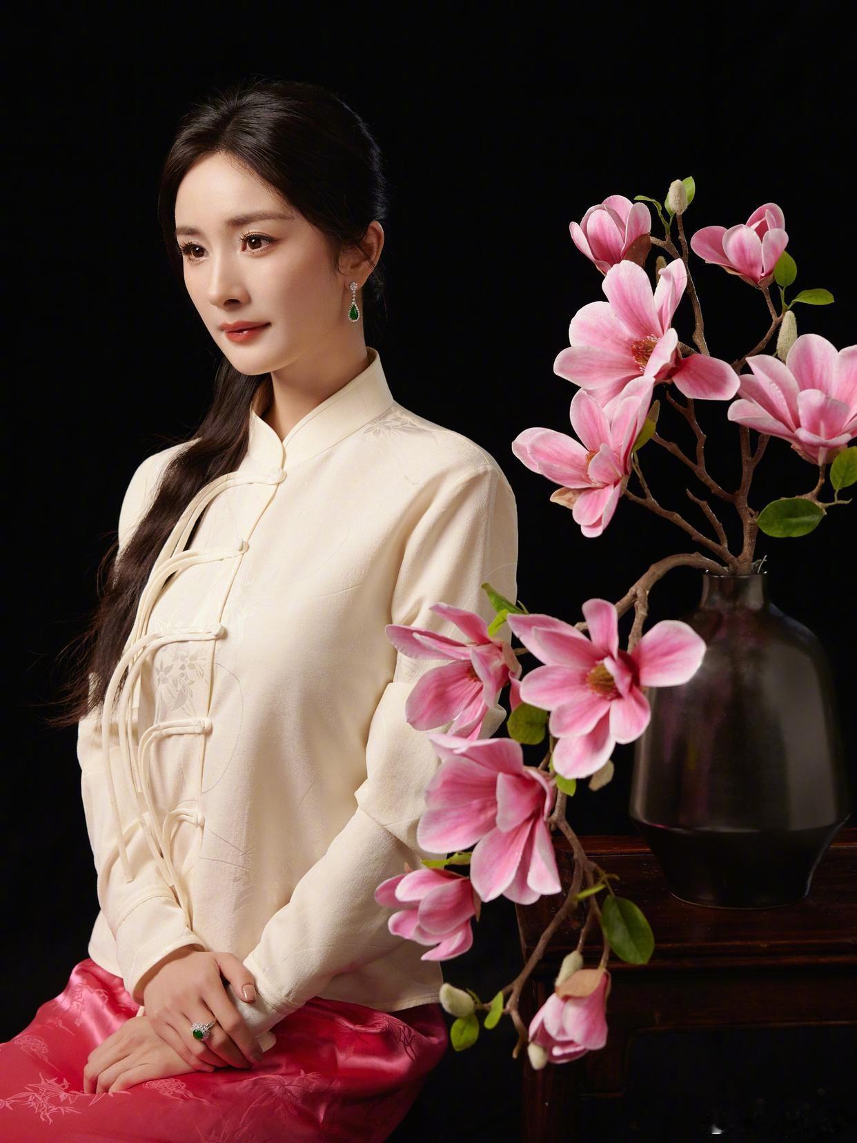 杨幂的旗袍写真，展现了她的优雅和魅力 