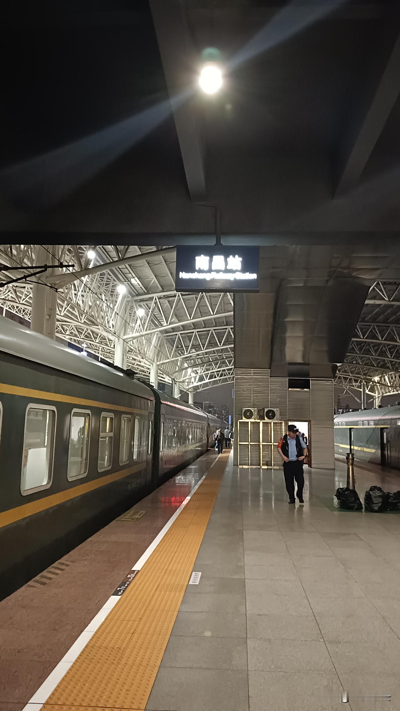 南昌，到了南昌，不忘八一南昌起义。
这里是中国人民解放军诞生的地方，在这里打响了