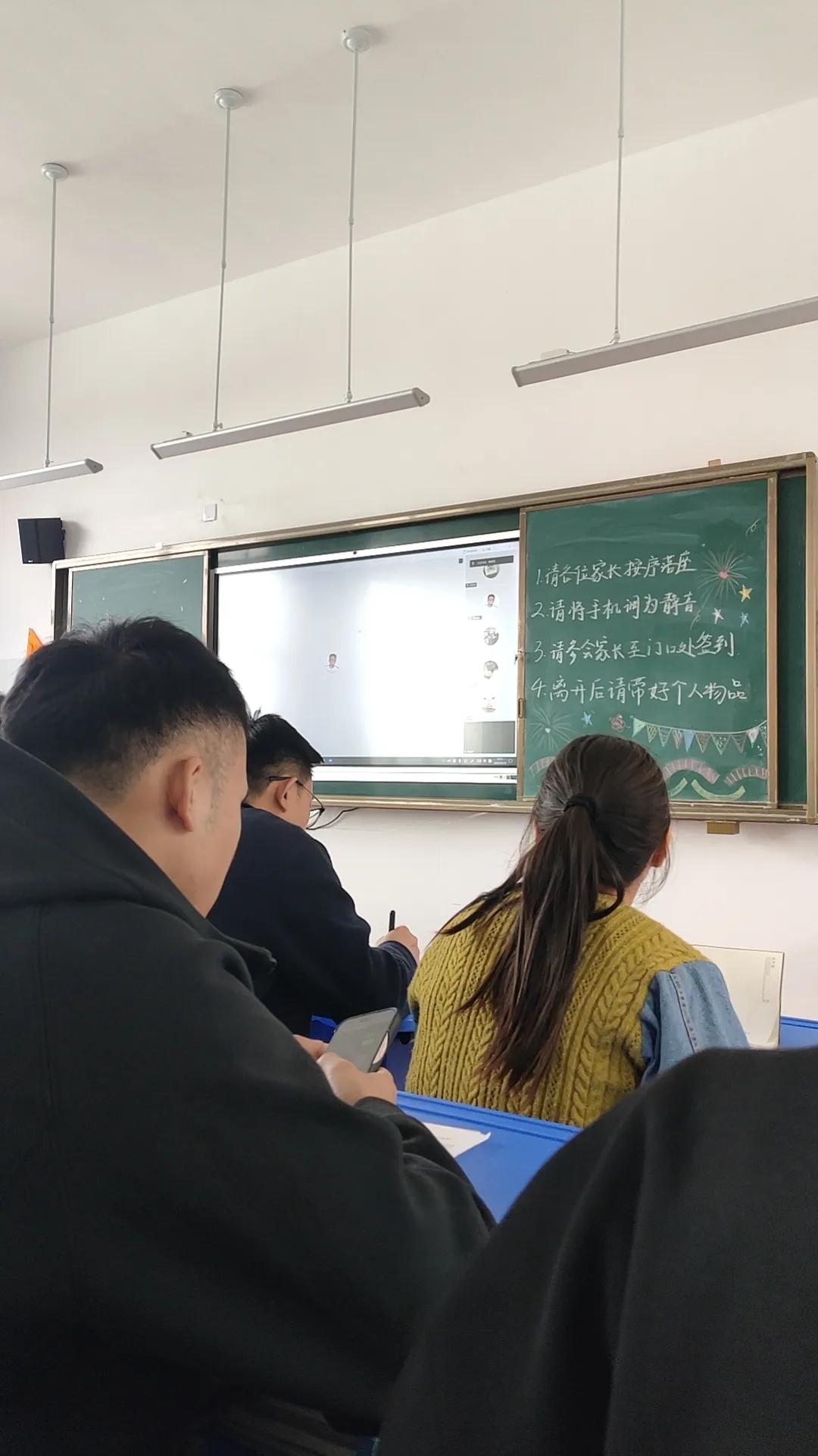 孩子比我们想象的更能忍。
今天去参加了家长会，在女儿的座位上坐了将近两个半小时。