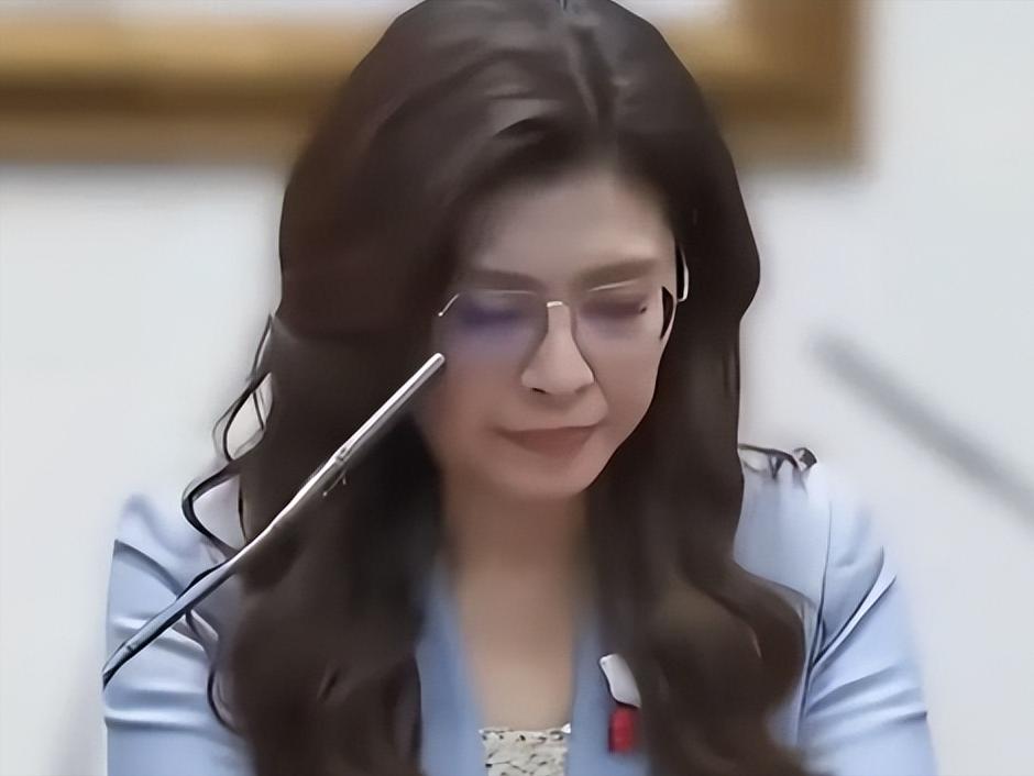 台湾女生三问郑丽文，句句戳破“台独”话术，全网叫好。
视频里那姑娘语气不急不缓，