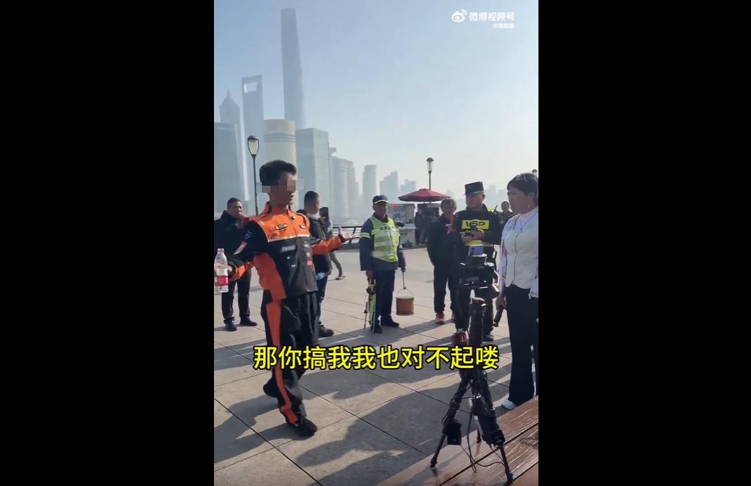 2025 年 12 月 14 日，上海外滩禁播区，4 万粉丝网红穿外卖骑手服直播