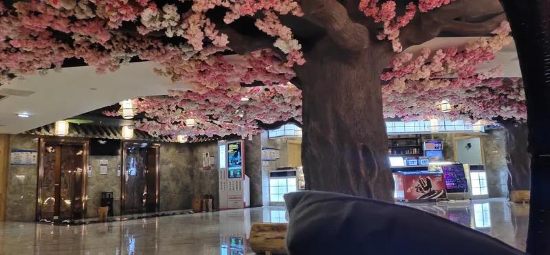 陕西西安，一女子在洗浴中心过夜，迷迷糊糊中突然感觉有人触碰自己的脚，起初她以为无