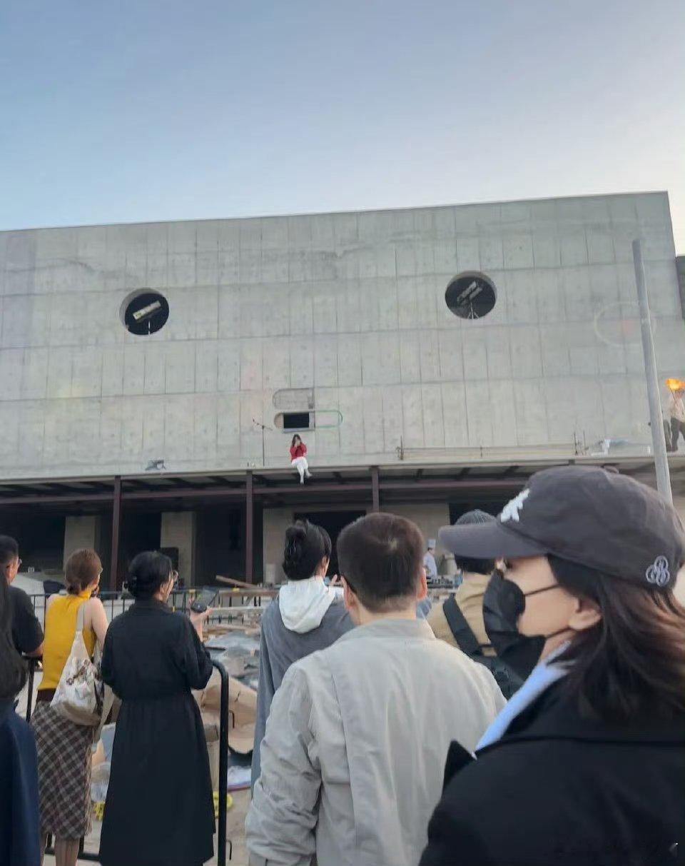 偶遇王珞丹就这么水灵灵过去了 街边偶遇王珞丹，她穿着宽松卫衣，戴着渔夫帽，随性又