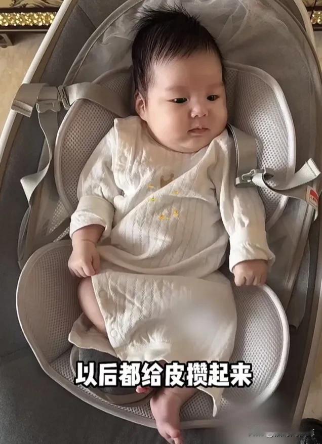 赵本山女儿球球今天在社交媒体上分享了她两个月大儿子的最新照片，小皮儿肥嘟嘟的小脸